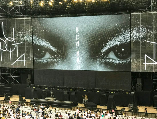 互動(dòng)LED透明屏實(shí)現(xiàn)“人屏互動(dòng)”的2種常見方法